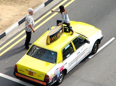 Mot co gai Viet Nam nao loan duong pho Singapore hinh anh