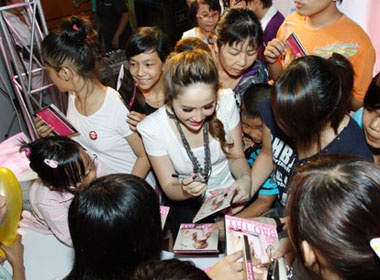 Bao Thy bi fan 'quay' hinh anh