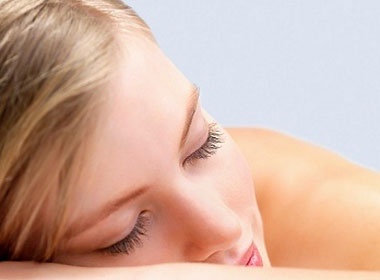 Giup ban tre cham soc mat mua nong hinh anh