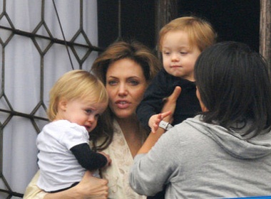 Cac con khoc thet vi Brad Pitt.... cao rau hinh anh