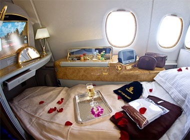 Thu thai tren khoang may bay hang nhat hinh anh