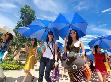 Thi sinh HHTG nguoi Viet dep ruc ro trong nang hinh anh