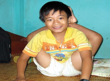 Cau be khong hoc ma biet lai xe, lam xiec, doc bao mang... hinh anh