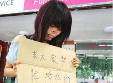 Co gai tre kiem viec lam tren pho de sua mui bi chuot can hinh anh