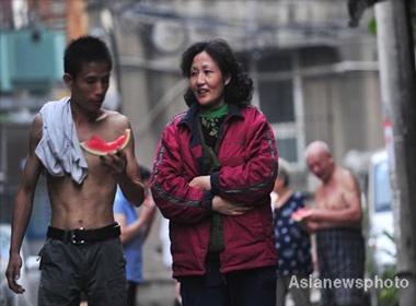 Mac quan ao ret khi troi nang do lua hinh anh