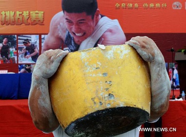 Cuoc thi nguoi dan ong khoe nhat hinh anh
