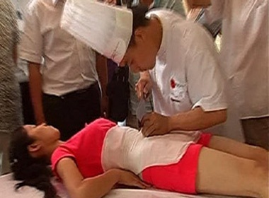 Thai chanh tren bung phu nu hinh anh