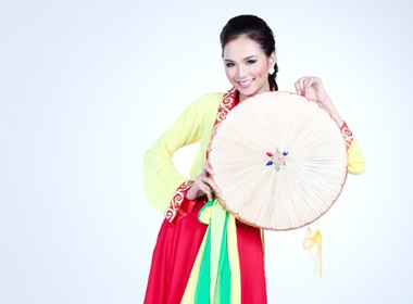 Thi sinh HHTG nguoi Viet tro tai mua hinh anh