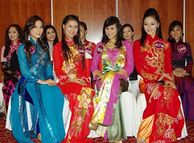 Jennifer Pham sanh buoc MC Anh Tuan o HHTG nguoi Viet hinh anh