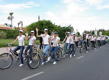 Thi sinh HHTG nguoi Viet dap xe vi moi truong hinh anh