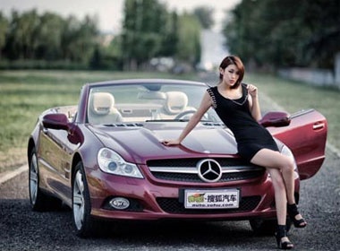 Man nhan voi anh nguoi dep ben Mercedes SL500 hinh anh