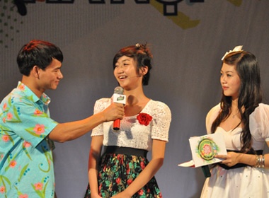 Hot teen tu tin 'doi dau' ban giam khao hinh anh