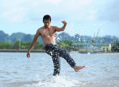 Duy Nhan nghich nuoc o Tuan Chau hinh anh