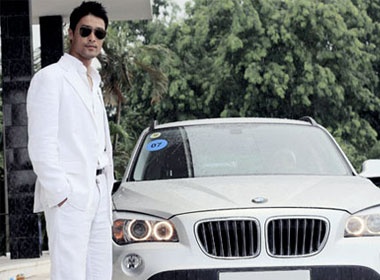 Johnny Tri Nguyen va mot lan hut chet voi BMW X5 hinh anh