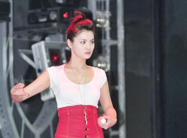 Vu Thu Phuong khoe chan dai tren san tap hinh anh