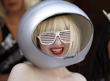 Hang loat Lady GaGa do bo xuong pho... hinh anh