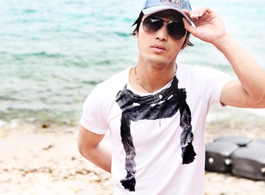 Ung Hoang Phuc khoe dang the thao o bien hinh anh