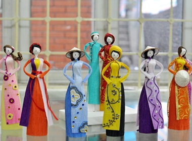 Nu sinh pho co va bo suu tap bup be ao dai bang giay hinh anh