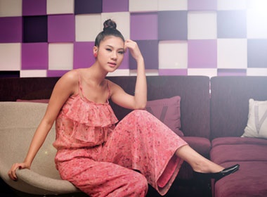 Nguoi dep Kim Dung khoe bo vai goi cam hinh anh