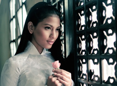 Truong Thi May vieng chua ngay Vu Lan hinh anh