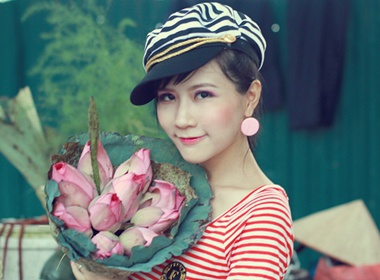 Ngo Trac Linh diu dang ben doa sen hong hinh anh