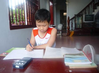 Cau hoc sinh lop 5 doat HCV giai Toan qua Internet hinh anh