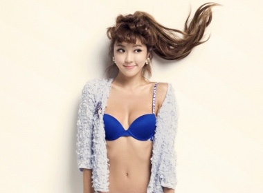Nguoi tinh Se7en goi cam voi quang cao do lot hinh anh