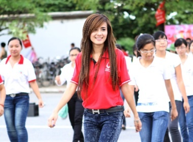 Em gai Cong Vinh xinh tuoi trong vai tro tinh nguyen vien hinh anh