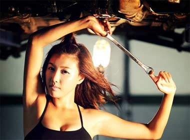 Nguoi dep nong bong trong vai tho sua xe hinh anh