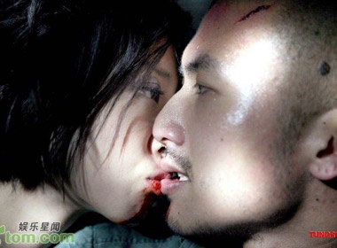 Ta Dinh Phong va nu hon dam mau hinh anh