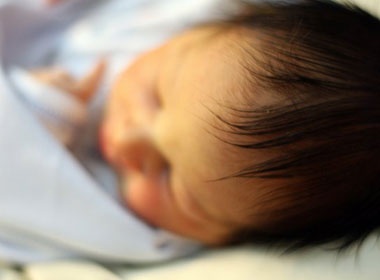 Mot phu nu sinh con tren xe buyt hinh anh