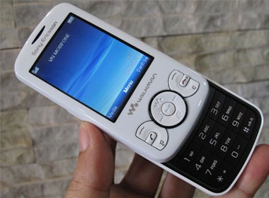 'Dap hop' dien thoai nghe nhac Sony Ericsson Spiro hinh anh