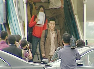 GS Ngo Bao Chau hanh phuc trong ngay tro ve hinh anh