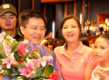 GS Ngo Bao Chau 'bi bua vay' sau le vinh danh hinh anh