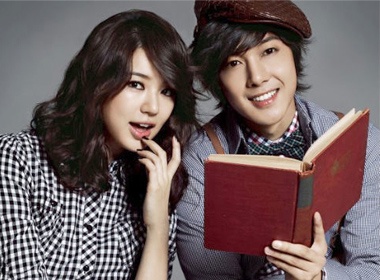 Yoon Eun Hye tuoi tan ben Kim Hyun Joong hinh anh