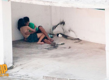 Teen vo tu au yem trong nha de xe hinh anh