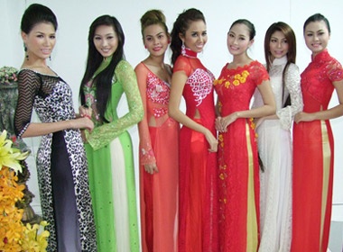 My nhan Viet khoe ao dai ruc ro truoc ong kinh hinh anh
