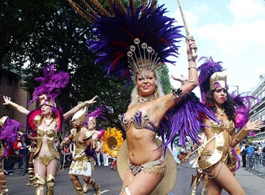 'Nong' hung huc cung Carnival London hinh anh