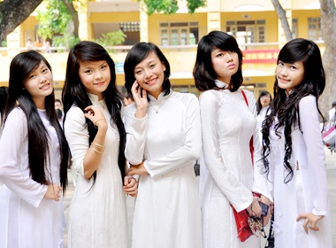 Nu sinh Viet Duc duyen dang trong ngay khai giang hinh anh