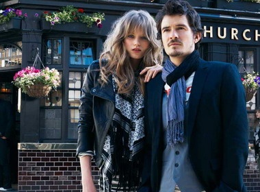 Cuop bien Orlando Bloom 'tinh tu' ben gai la hinh anh
