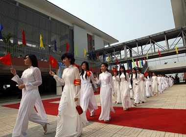 Ngam truong THPT Ha Noi - Amsterdam moi ngay khai giang hinh anh