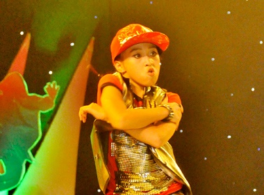 Co be 13 tuoi gay xon xao Buoc nhay Xi tin hinh anh