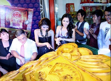 Ngoc Quyen cham tay vao banh trung thu khong lo hinh anh