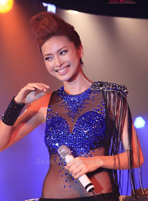 Ngam duong cong tuyet dep cua Ngo Thanh Van tren san khau hinh anh