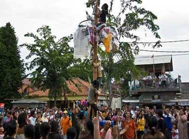 Le hoi treo cay boi mo o Indonesia hinh anh
