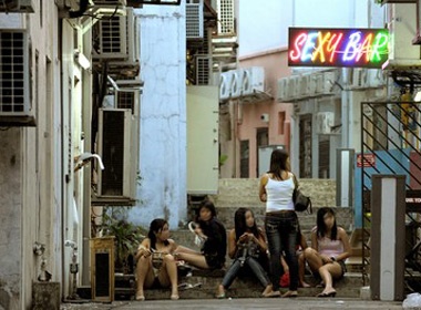 Nhech nhac 'gai bar' that nghiep o Singapore hinh anh