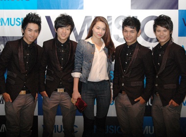 Ho Ngoc Ha 'lo dien' vi V.Music hinh anh