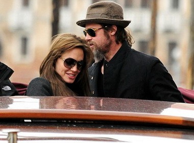 Brad Pitt tat dien thoai, tranh mat nguoi tinh hinh anh