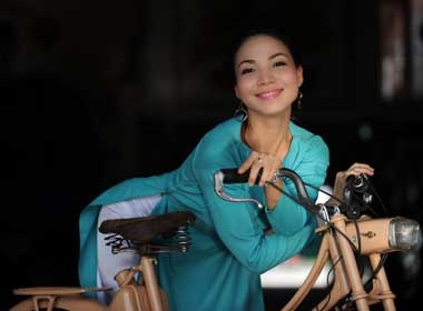 Khanh Loan hoai co cung mobylette hinh anh