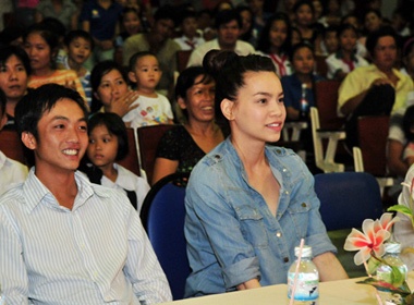 Ho Ngoc Ha sanh doi Cuong do la di tang qua trung thu hinh anh